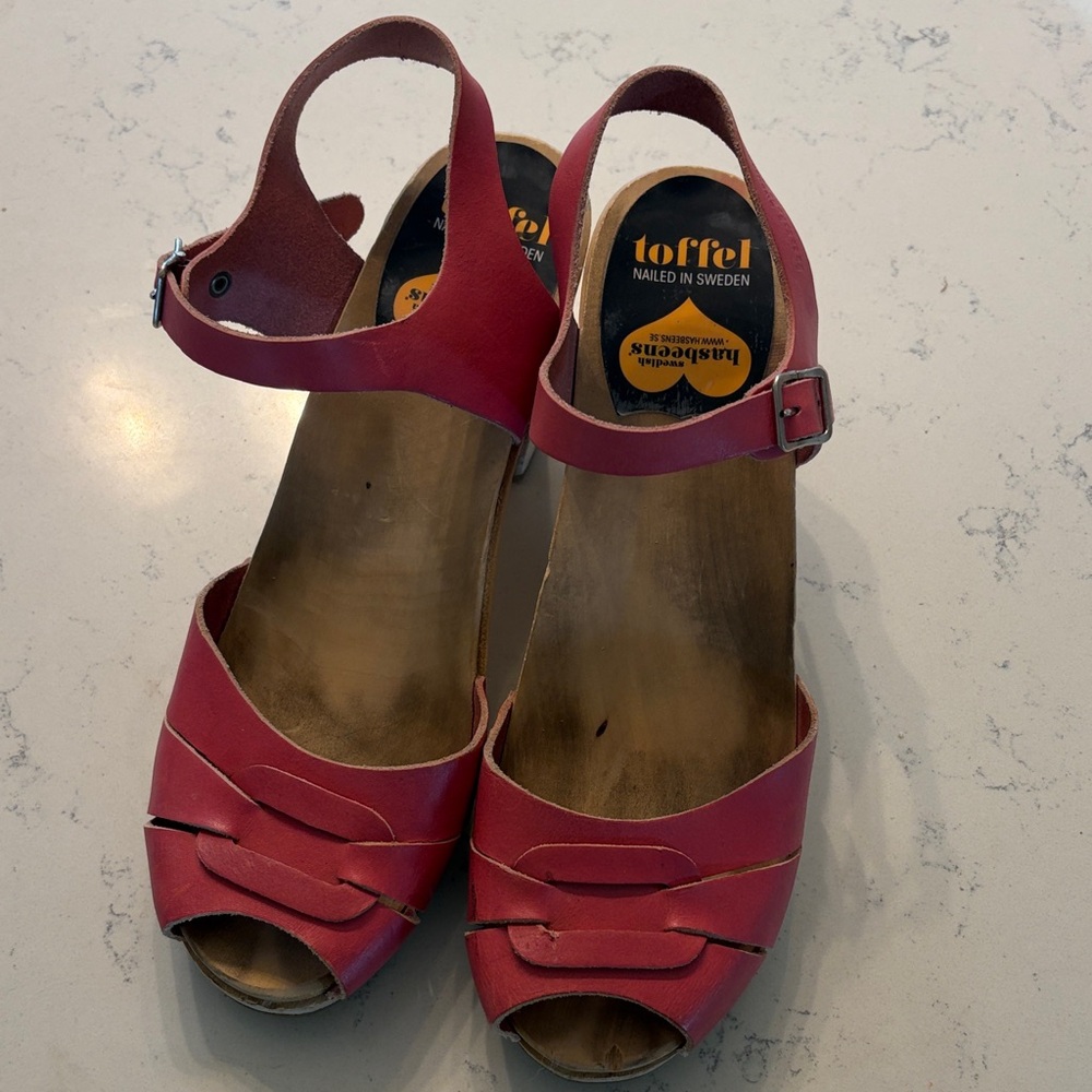 Trotters Women's Cherry Red Leather Wedge Sandals with Ankle Buckle